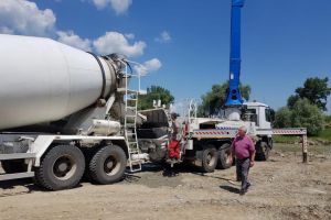 Primele grinzi pentru Podul Unirii, de 24 de metri lungime, au ajuns la Suceava