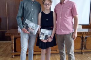 Iuliana Huţanu, elevă în clasa a VII-a la Siret, a fost premiată de Cornel Manaz pentru ...