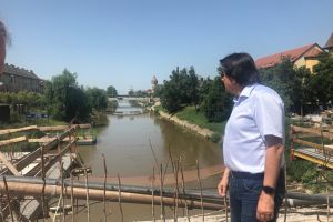 Primarul Robu, periplu printre muncitori la Podul Dragalina: Poate fi gata în septembrie