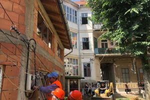 Cu buldozerul la Palatul cu Ancoră. Robu a dat startul demolării unei construcţii ilegale din curte