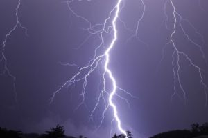 Informare METEO – Vreme la extreme: caniculă la câmpie, ploi torenţiale şi descărcări electrice în zona deluroasă