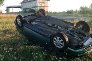 O şoferiţă a ieşit cu maşina în decor, după o depăşire ratată