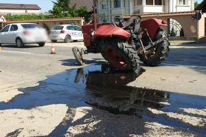 DN 7 – Femeie rănită după ce a intrat cu tractorul într-un TIR