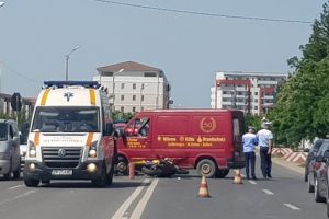 Motociclist rănit după ce şoferul unui microbuz nu i-a acordat prioritate, lângă Timişoara