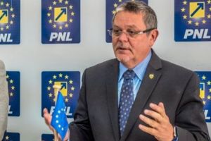 Un senator liberal a trecut pe la canibali, şi acum merge să voteze moţiunea. Și a scăpat şi de malarie