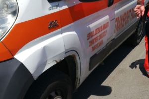 Accident într-un sens giratoriu din Bistriţa în care a fost implicată şi o ambulanţă