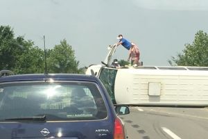 ACCIDENT pe un drum din judeţ! Un MICROBUZ s-a răsturnat