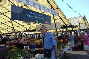 VIDEO FOTO Piaţa Cibin, singura din România unde se poate plăti la tarabe cu cardul