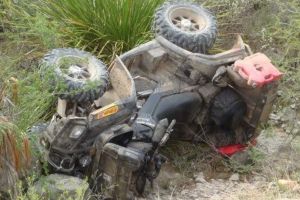 Fără permis şi călare pe un ATV neînmatriculat, o tânără din Bihor a pierdut controlul direcţiei şi s-a izbit de un stâlp