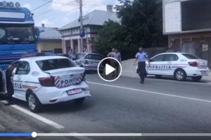 VIDEO Mai ceva ca Garcea! Trei politisti au făcut PRAF maşinile noi, după ce au forţat coloana şi s-au buşit