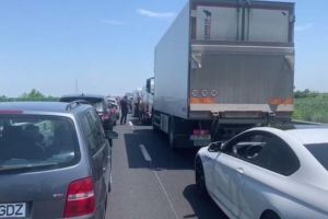 Trafic aglomerat pe Autostrada Soarelui si Valea Prahovei. Porţiune de drum cu restricţie de viteză din cauza unor denivelări „apărute” în asfalt