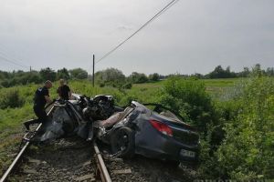 O maşină s-a izbit de tren lângă Finiş şi a fost târâtă 100 de metri. Un bărbat, în stop cardio-respirator (FOTO / VIDEO)