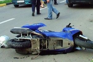 ACCIDENT rutier în Alba Iulia, în sensul giratoriu de la Mercur. O persoană a fost rănită după o coliziune între un autoturism şi o motocicletă