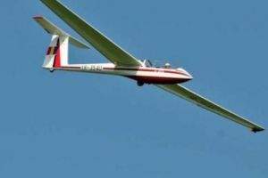 Pilotul unui planor a aterizat forţat într-un lan de porumb din judeţul Braşov