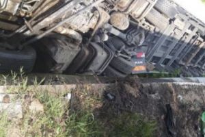 Tir răsturnat la Topleţ. Se circulă pe o singură bandă