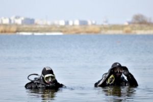 VIDEO Un bărbat s-a înecat în Lacul Tei din Bucureşti. Scafandrii au intrat să-l caute/ UPDATE