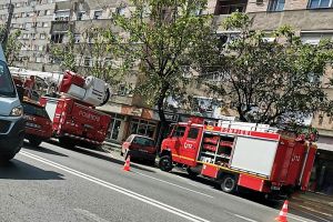 FOTO. Alertă pe strada Careiului. Copil (1 an) blocat în apartament, la etajul 6