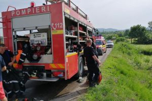 Şoferul maşinii izbite de tren lângă Finiş a murit. Avea multiple traumatisme şi fracturi (FOTO)