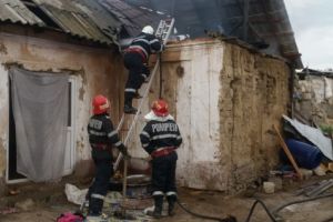 Incendiu la Babadag, judetul Tulcea provocat de joaca unor copii cu focul. O locuinta a fost cuprinsa de flacari (galerie foto)