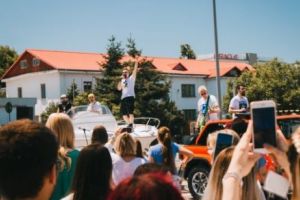 Cum a scos Voltaj toţi corporatiştii din birouri şi i-a ”transportat” la mare