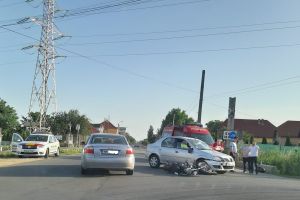 FOTO. Impact între o maşină şi o motocicletă, în municipiul Satu Mare