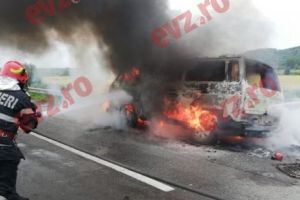 ​Microbuz în flacari, la Tulcea. Pasageri în pericol