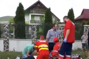 A ieşit din curte cu maşina şi a dat peste o femeie!