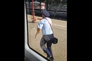 „Naşul” uitat: Un controlor a alergat în gară după trenul care pornise fără el (VIDEO)