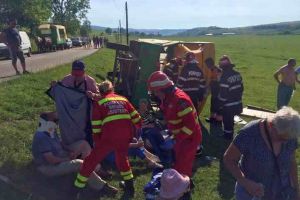FOTO. ACCIDENT teribil pe DJ 142B: Nouă turişti străini au fost răniţi, după ce s-au răsturnat cu căruţa