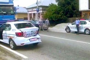 VIDEO: Trei maşini de poliţie nou-nouţe s-au ciocnit în timp ce încercau să ocolească o coloană