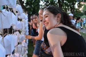 Sute de orădeni au cântat şi au aprins gulguţe la Festivalul Luminii din Șanţul Cetăţii (FOTO / VIDEO)