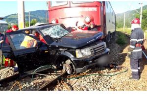 FOTO Accident grav! O maşină de teren din Botoşani, lovită violent de un tren