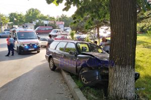 FOTO! Accident pe o stradă din municipiul Botoşani. Un tânăr a intrat cu maşina într-un copac