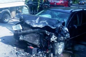 Accident produs de un botoşănean mort de beat! A intrat cu autoutilitara într-o maşină parcată