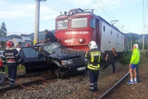 Un autoturism a fost lovit în plin de trenul Iaşi-Timişoara la Câmpulung Moldovenesc