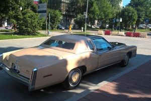 Un bolid retro de lux, scos la închiriere pe esplanada închisă din faţa Prefecturii