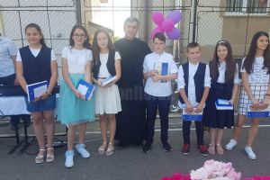 La Ipoteşti, preotul Bobu a premiat şapte elevi de 10, iar Cornel Manaz, trei copii cu ...