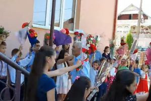 Cum şi-au luat la revedere generaţii întregi de la un învăţător care a predat timp de 42 de ani (VIDEO)