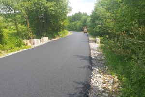 Asfalt ca-n palmă în comuna Spermezeu. Se lucrează şi la baza sportivă (FOTO-VIDEO)