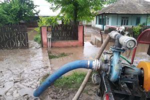 Explicaţie halucinantă a unor săteni din judeţul Botoşani pentru inundaţii: „Stau tinerii la discotecă, beau, fumează şi fac sex. Ne pedepseşte Dumnezeu…“