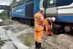 Marea Britanie: Sute de pasageri blocati si zeci de proprietati afectate in urma inundatiilor