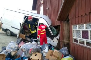 FOTO Tragedie! Un bărbat a murit, iar o femeie a fost rănită după ce au intrat cu microbuzul într-o casă