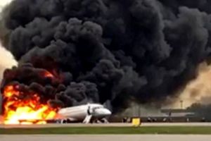 Catastrofa aviatică de la Moscova din mai, provocată de un fulger care a dezactivat pilotul automat. Erorile umane au înrăutăţit situaţia