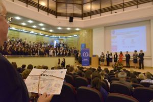 Cei mai buni elevi braşoveni vor fi premiaţi, astăzi de Primaria Braşov