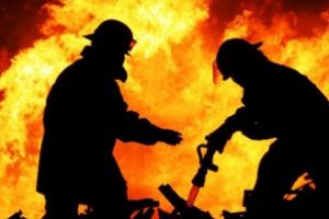 (FOTO)Baia Mare: Casa cuprinsa de flacari, azi-noapte, pe strada 16 Februarie