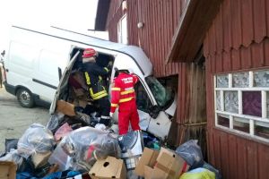 Bărbat mort după ce a intrat cu microbuzul în peretele unei case