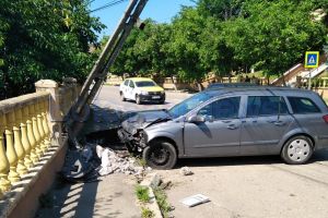 FOTO Trei femei rănite într-un accident la Stăuceni. Un şofer a adormit la volan