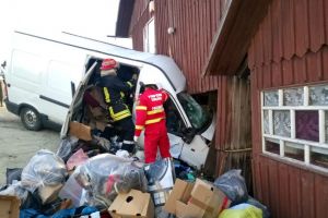 Un microbuz a intrat intr-o casa. Șoferul a murit pe loc. Pasagerul, transportat la spital (galerie foto)