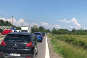 ACUM – Şoferii au făcut coadă de şarpe pe Dealul Negru