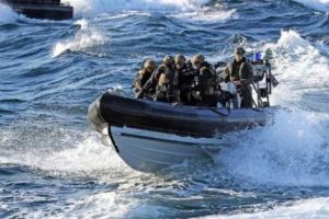 Miroase a război!  Trupe ale Royal Marines au fost dislocate în Golf pentru a proteja navele britanice de atac